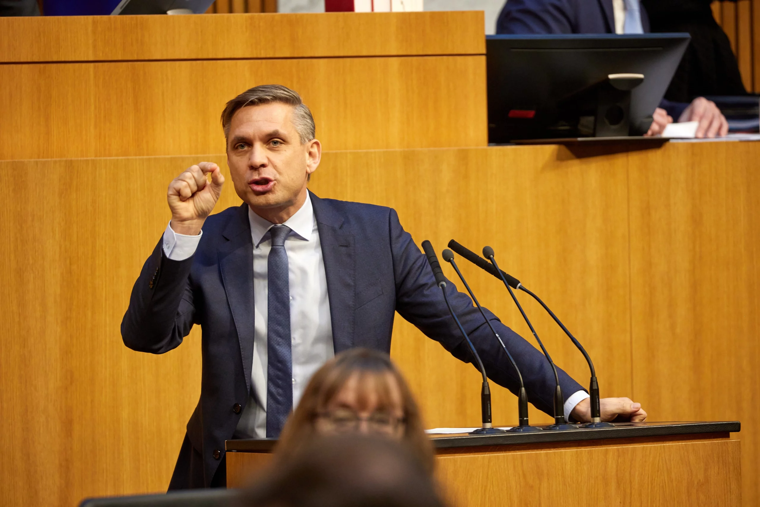 Kündigt neue Strategie und Prüfung der Netzkosten an: Wirtschatsminister Wolfgang Hattmannsdorfer. Foto: Parl. Thomas Topf