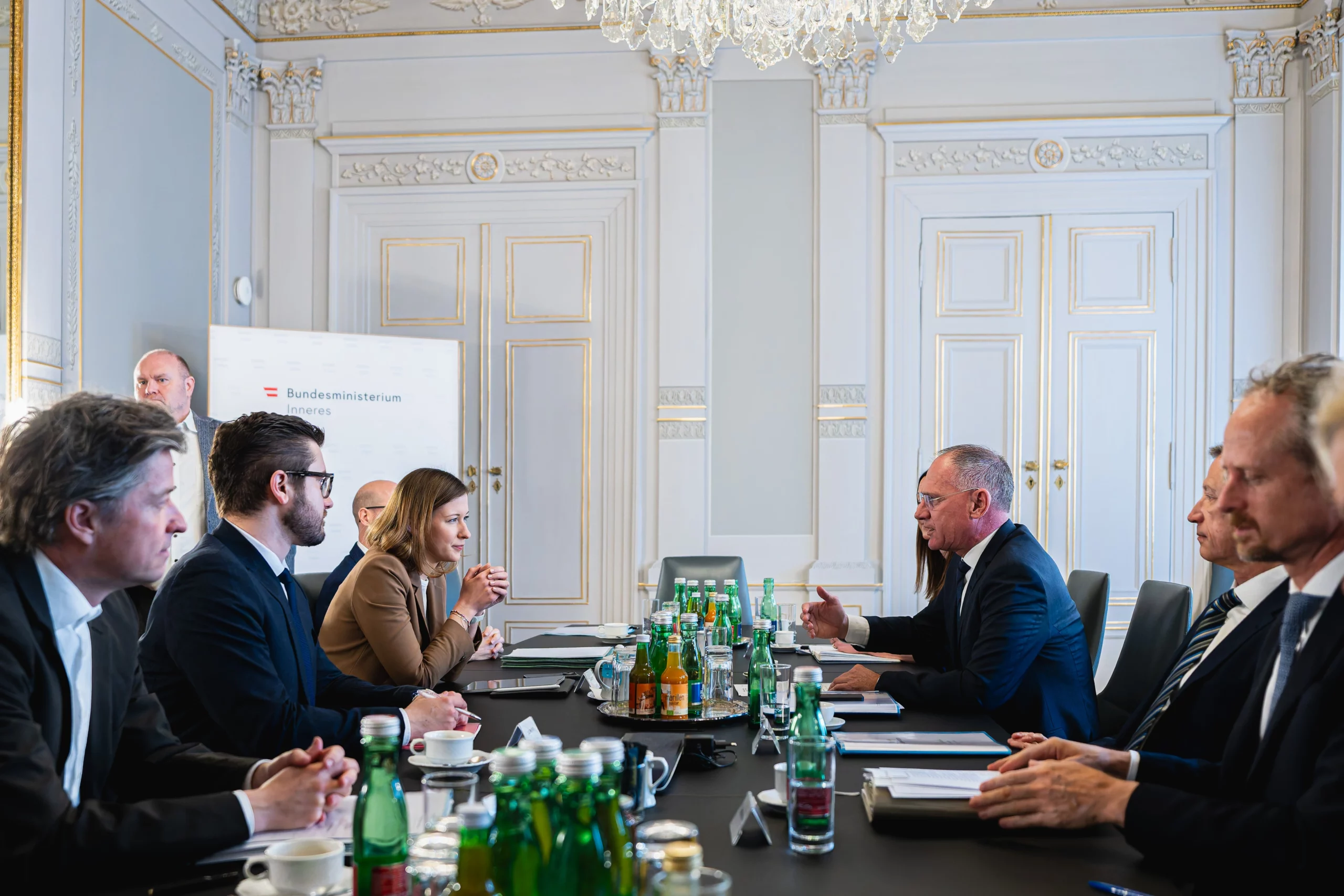 Plakom und Karner beim Arbeitsgespräch mit leitenden Beamten. Foto: Bka/Schrötter