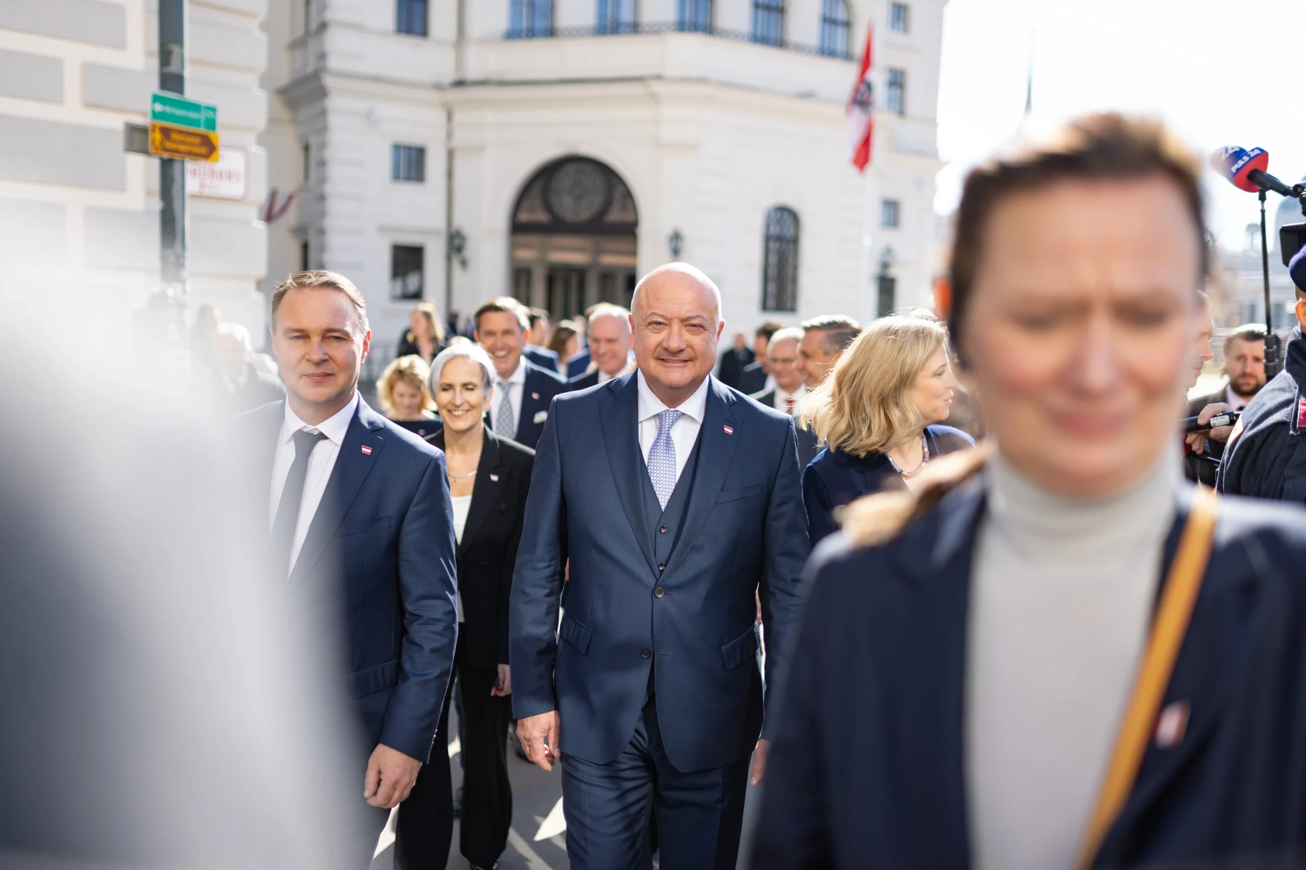 Im Interview nach der Angelobung erläutert Bundeskanzler Christian Stocker die Eckpunkte seiner Politik: Konsens finden, Sicherheit geben, Leistung fördern. Foto: Glaser / Die Volkspartei