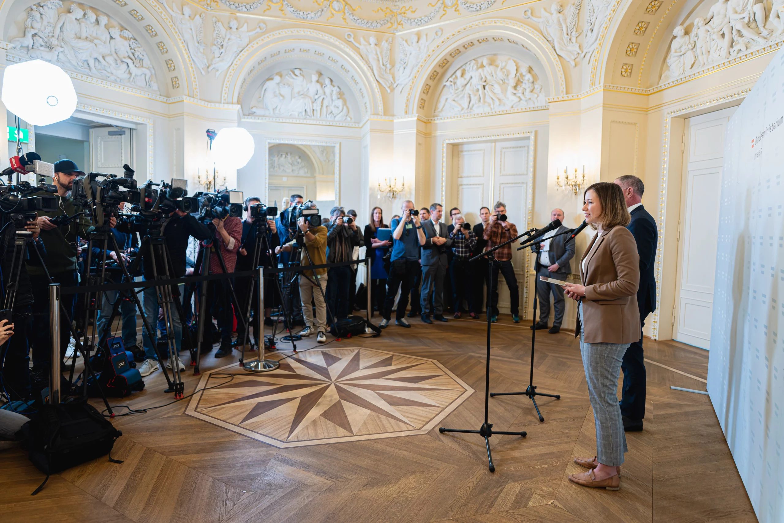 Der enorme Familiennachzug von Asylberechtigten überlastet das Gesundheits-, das Sozial- und das Bildungssystem: Ministerin Claudia Plakolm und Innenminister Gerhard Karner informierten diese Woche die Öffentlichkeit über Maßnahmen, die am Mittwoch im Ministerrat beschlossen werden sollen. Foto: Bka/Schrötter