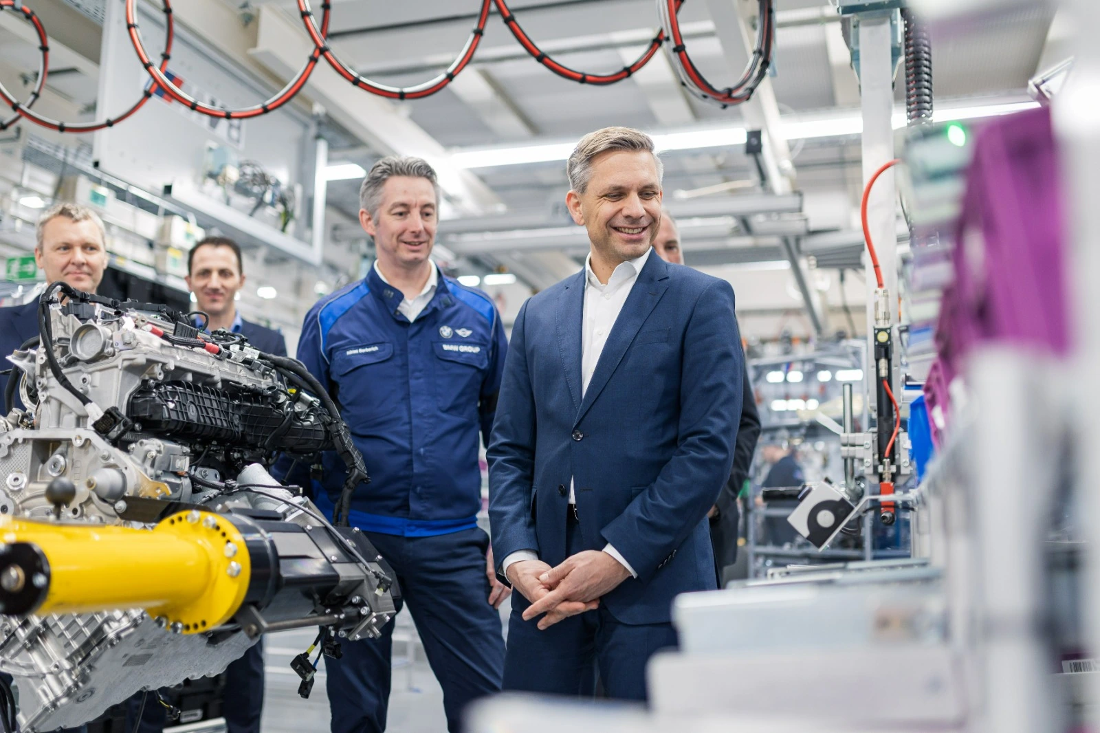 Österreich erarbeitet seinen Wohlstand durch Export, erklärt Wirtschaftsminister Wolfgang Hattmannsdorfer vor der Regierungsklausur (Im Bild im BMW Motorenwerk). Foto: www.hattmannsdorfer.at