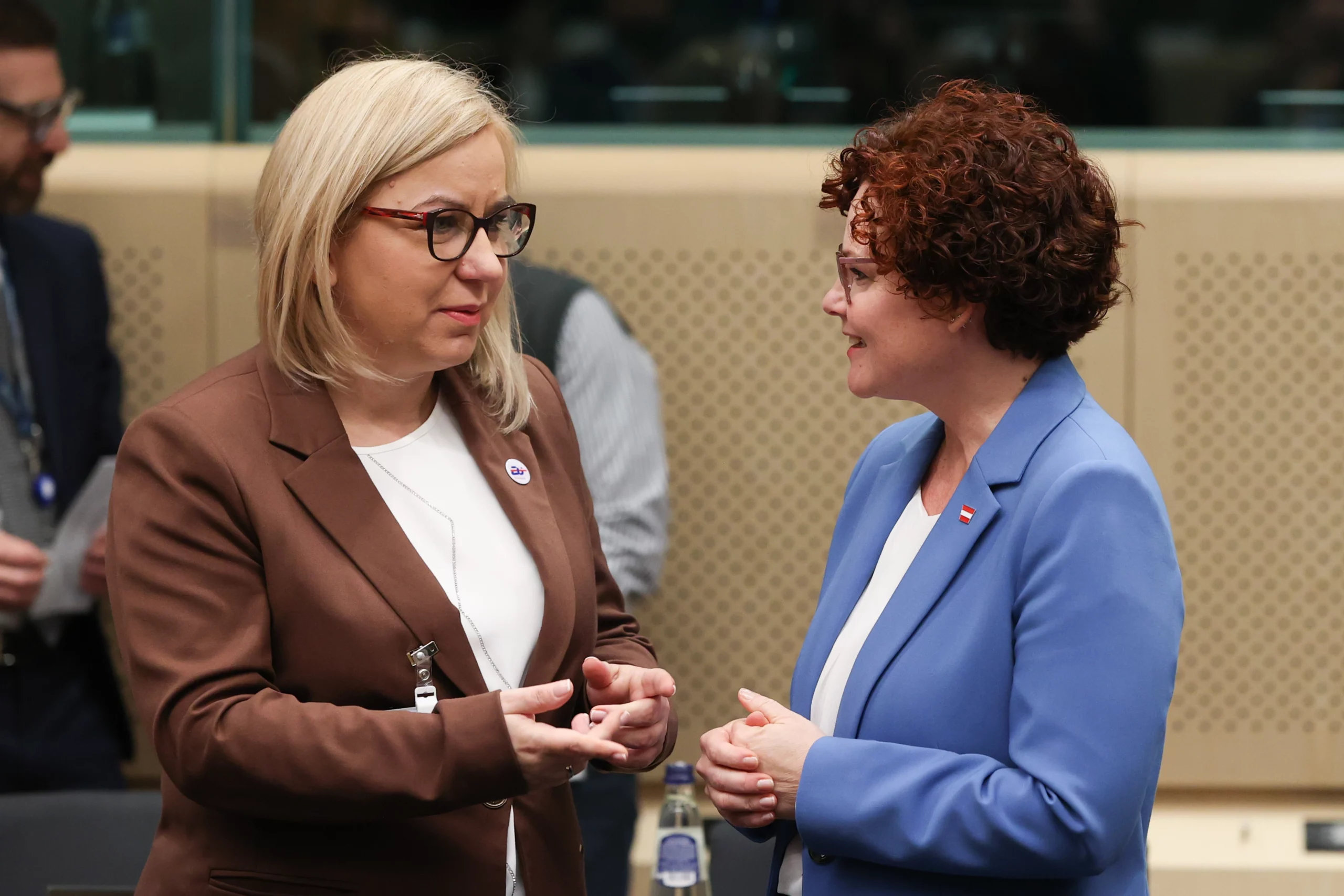 Erste Begegnung im Rat für Energie und Transport: die polnische Ratsvorsitzende, Paulina Hennig-Kloska, im Gespräch mit Staatssekretärin Elisabeth Zehetner. Foto: EU