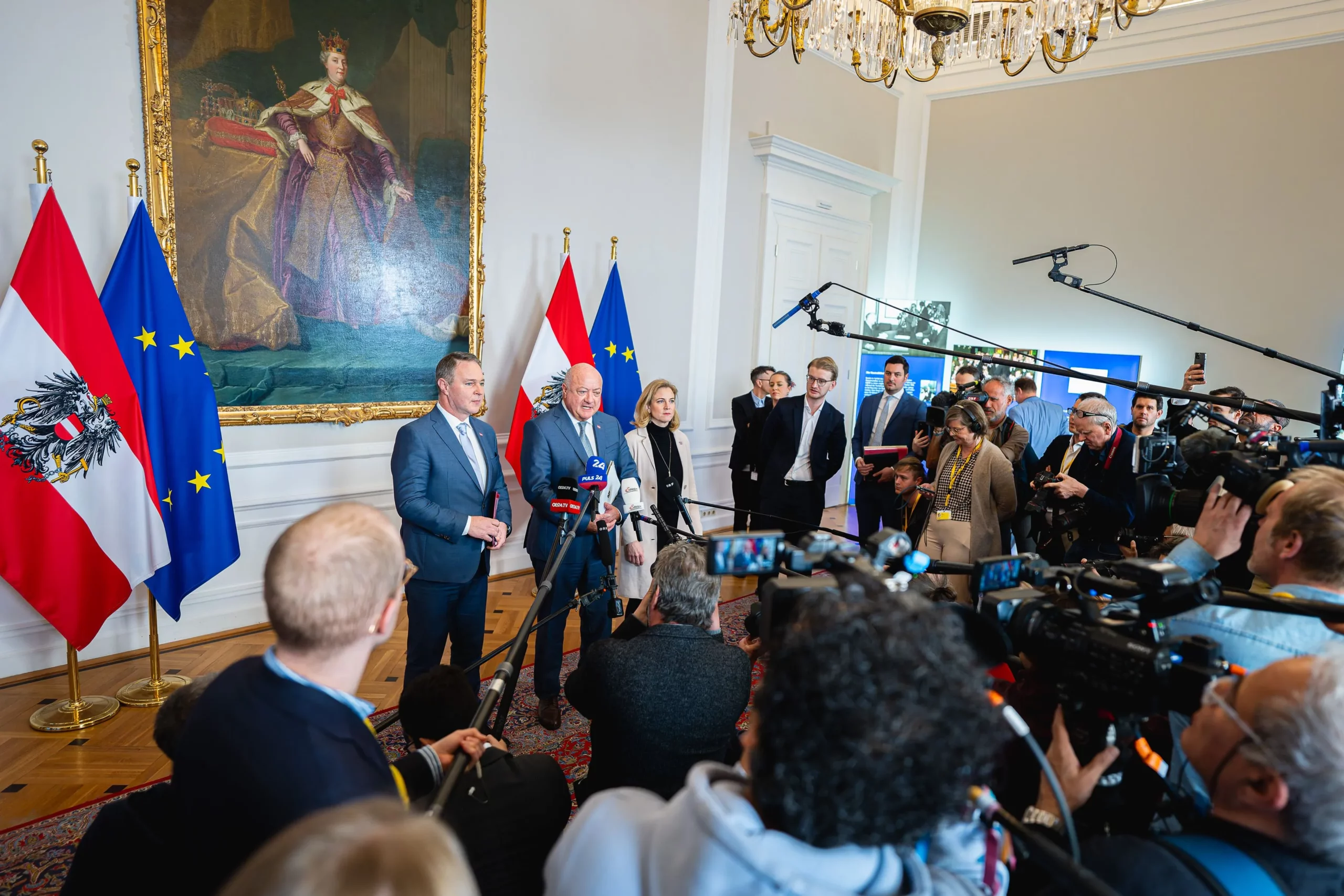 Erster Ministerrat der Dreier-Koalition: Bundeskanzler Christian Stocker, Vizekanzler Andreas Babler und Außenministerin Beate Meinl-Reisinger. Foto: Florian Schrötter