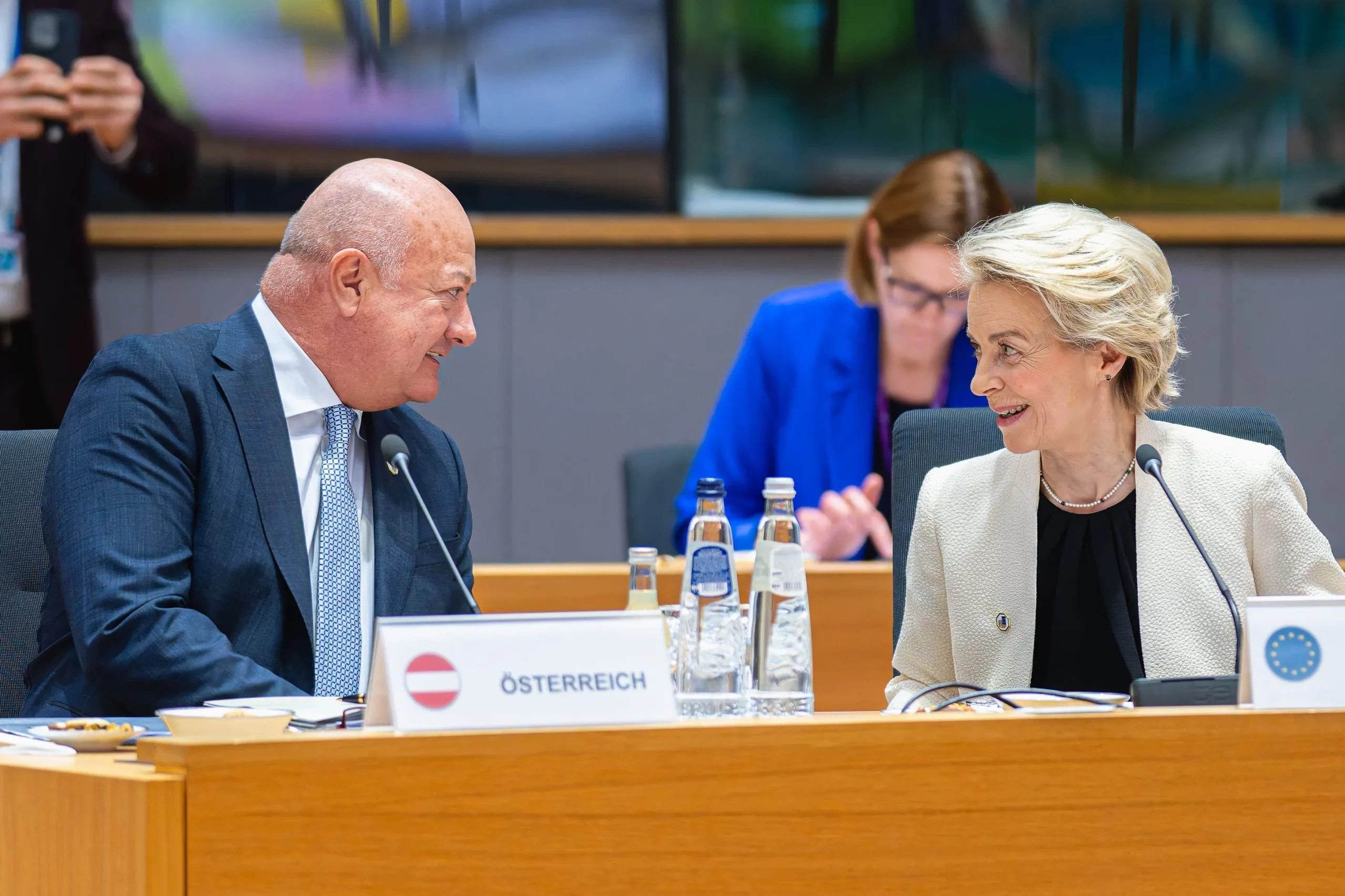 Bundeskanzler Christian Stocker nahm für Österreich am Sondergipfel der EU-Staats- und Regierungschefs teil. Im Bild mit der Präsidentin der Europäischen Kommission, Ursula von der Leyen. Foto Bka / Florian Schrötter