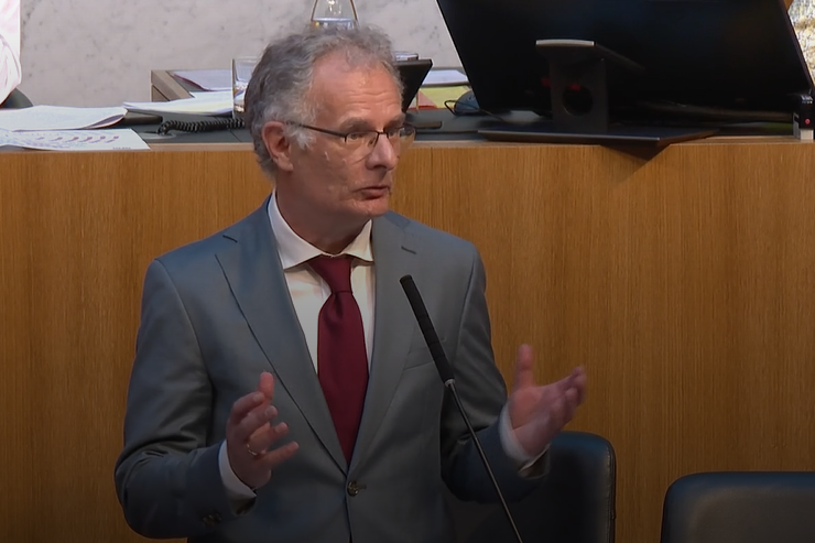 Minister Marterbauer beantwortete im März vor dem Nationalrat 37 Fragen der FPÖ zum Budget (Screenshot parlament.gv.at)