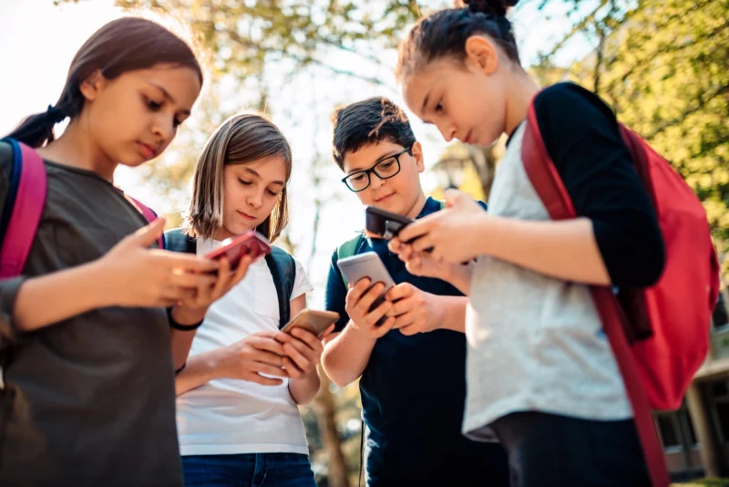 Das Handy wird ab 1. Mai im Rucksack bleiben. Die Regierung beschloss am Mittwoch ein Handyverbot an Schulen. Foto: istock/Kerkez