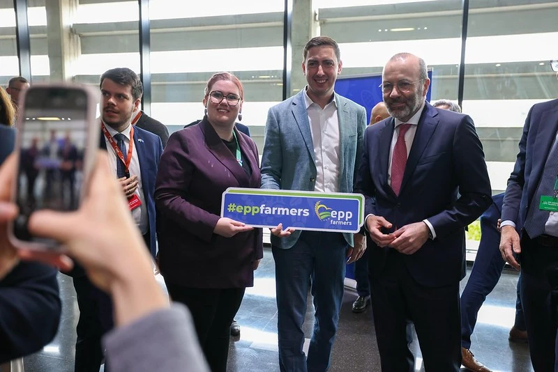 Die Gründung des Europäischen Bauernbundes wurde beim Kongress der Europäischen Volkspartei diese Woche in Valencia fixiert: ÖVP-Abg. Carina Reiter mit MEP Alexander Bernhuber und dem Vorsitzenden der EVP, Manfred Weber. Foto: EVP