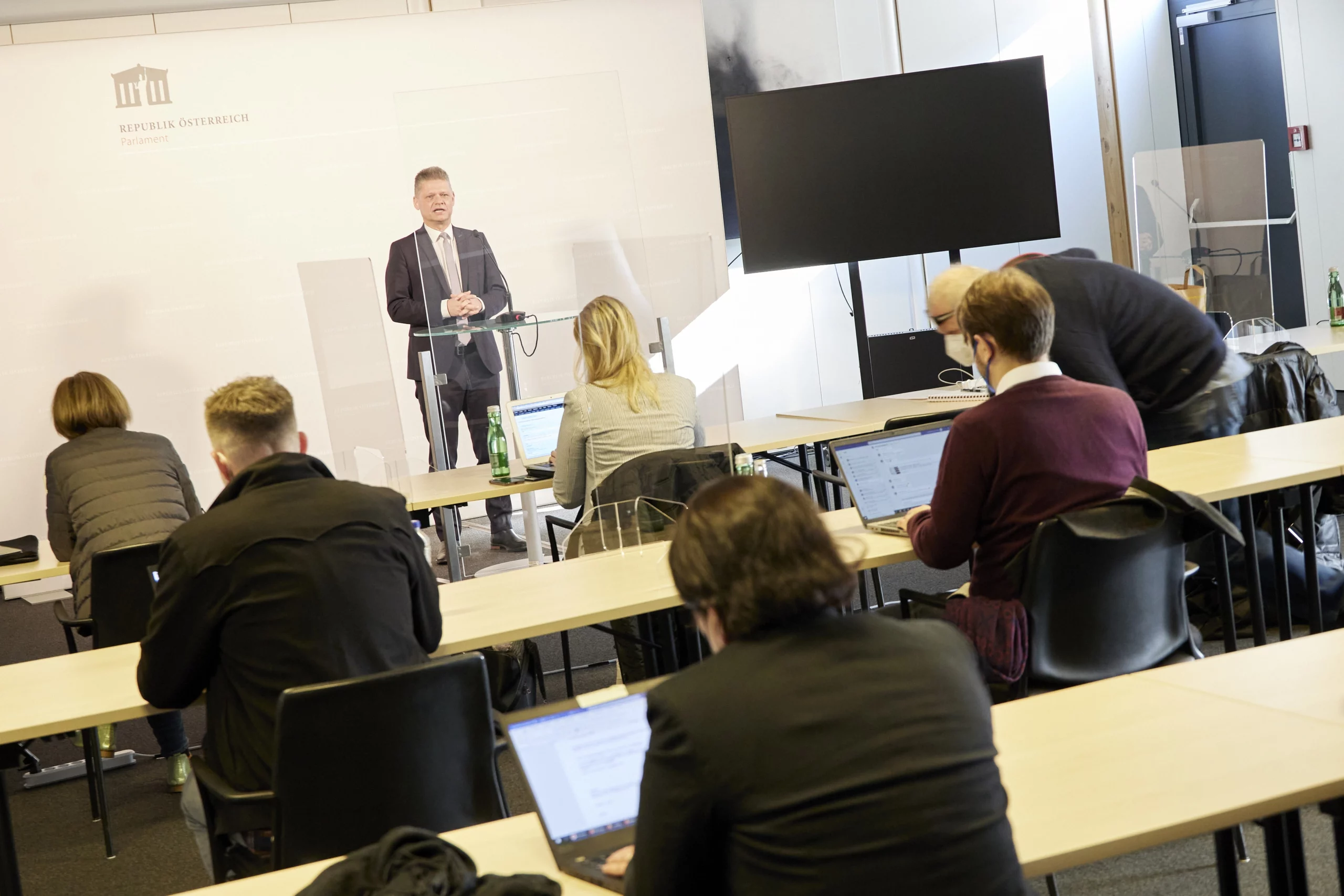 Andreas Hanger: Freispruch ist eine Absage an Methode, mit strategischen Fragen eine Falschaussage zu provozieren. Foto: Hanger 2023 bei einem Briefing. Thomas Topf