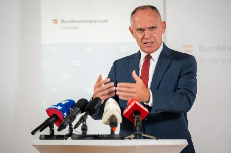 Hat die Grenzkontrollen zu Ungarn und Slowenien um weitere sechs Monate verlängert. Innenminister Gerhard Karner. Foto: BMI/Makowecz