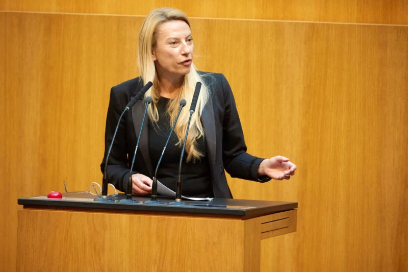 Wurde erneut zur Bundesleiterin der ÖVP-Frauen gewählt. Juliane Bogner-Strauß. Hier im Bild bei einer Parlamentsrede. Foto: Parlamentsdirektion/Thomas Topf