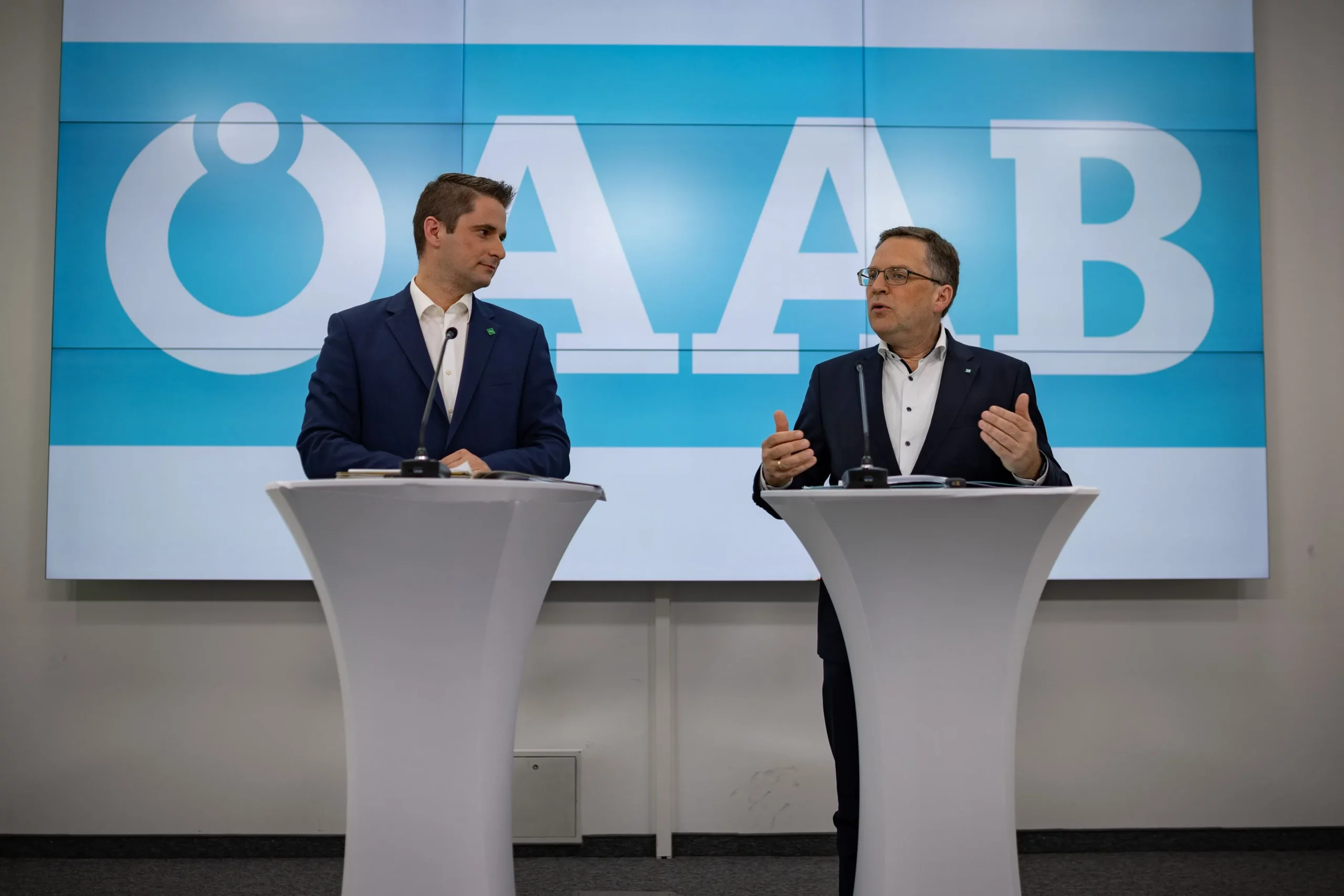 Der Arbeiter- und Angestelltenbund (ÖAAB) ist 365 Tage im Jahr für Arbeitnehmerinnen und Arbeitnehmer im Einsatz, sagt Bundesobmann August Wöginger, Klubobmann und Sozialsprecher der ÖVP. Er hatte am 10. April Lukas Brandweiner (l.) als neuen Generalsekretär des ÖAAB präsentiert. Foto: ÖVP / Jakob Glaser