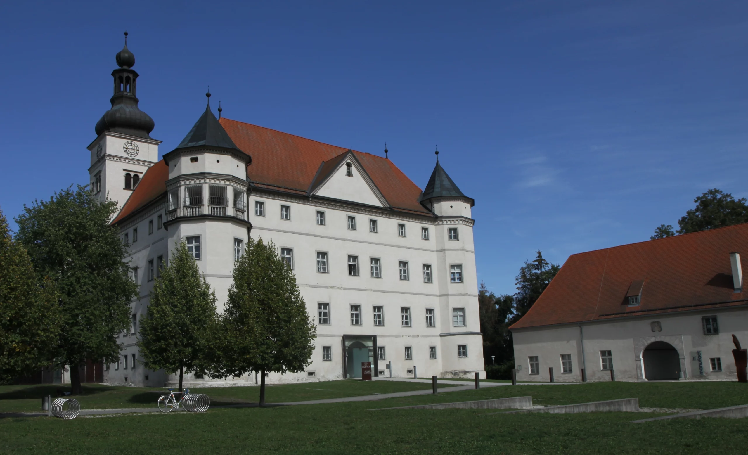 Schloss Hartheim als Mahnung: Unter dem NS-Regime wurden dort rund 30.000 Personen ermordet. Das Gedenken an diese Opfer stand im Fokus der Mahnung für das Erinnern, die der Zweite Präsident des Nationalrats, Peter Haubner, in seiner Rede forderte. Foto: Verein Lern-und Erinnerungsort Schloss Hartheim