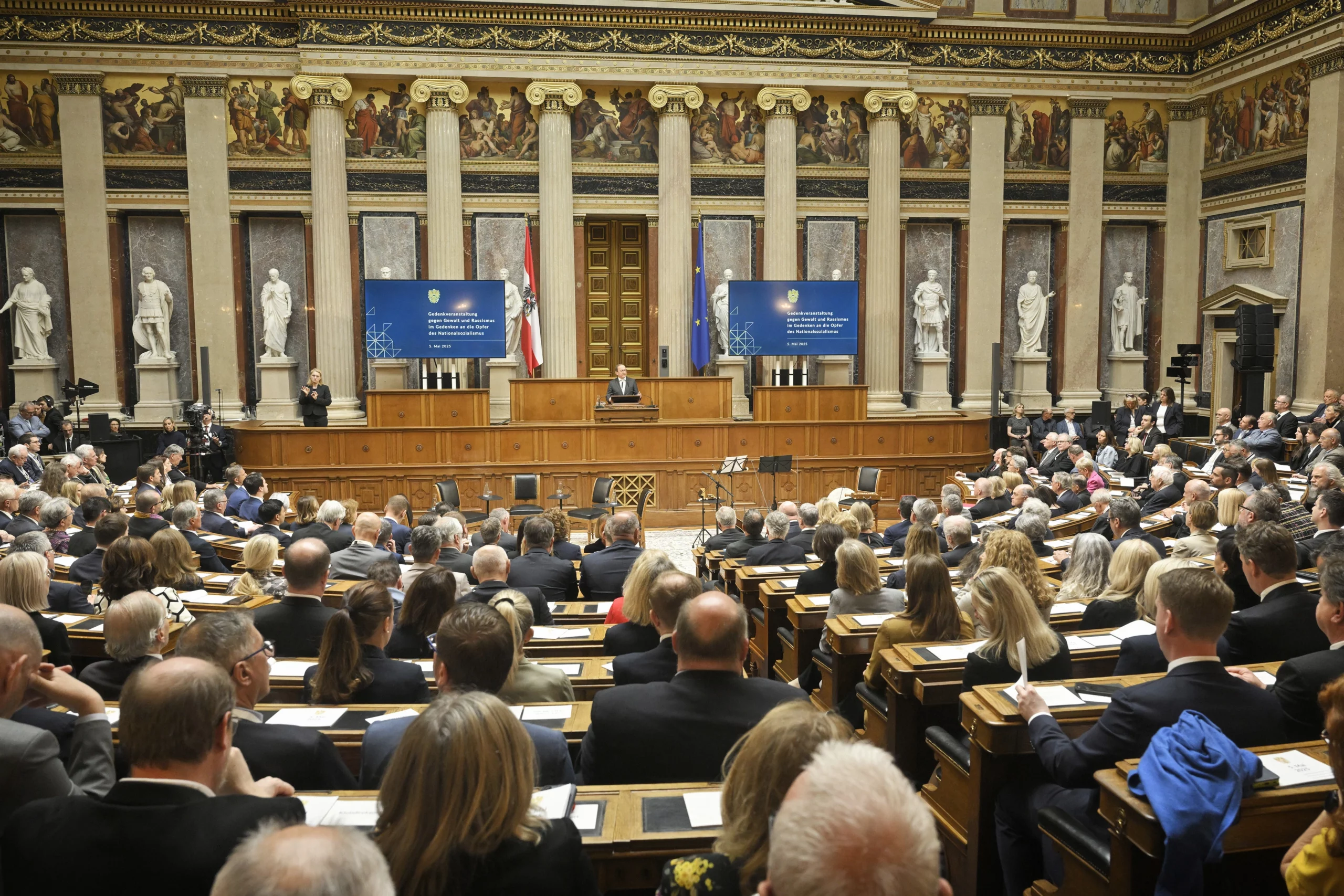 Gedenken an die NS-Opfer am 5. Mai im Parlament: Peter Haubner, Zweiter Präsident des Nationalrats, sprach in der Eröffnung eine klare Mahnung gegen Antisemitismus und für Erinnern und Verantwortung aus. Foto: Parlament / Johannes Zinner
