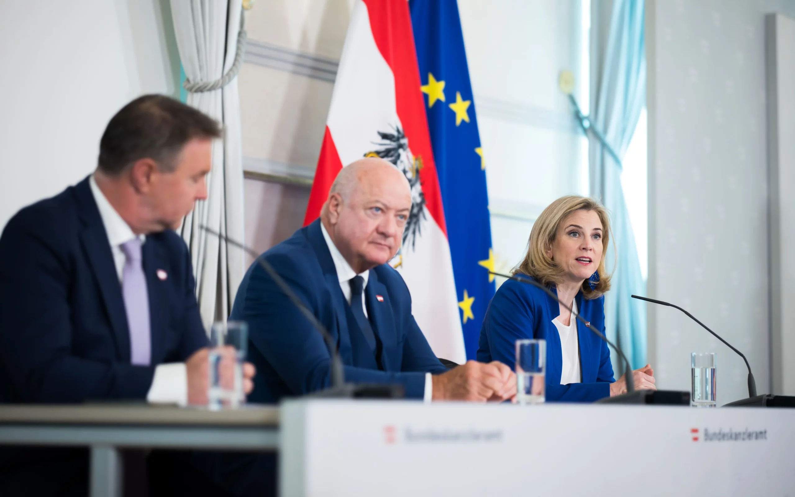 2025_05_07_Foyer_05_ChristopherDunker Die Kinderbetreuung und die Elementarpädagogik werden ausgebaut, die Familienleistungen bleiben gleich hoch: Das bekräftigten Bundeskanzler Christian Stocker, Außenministerin Beate Meinl-Reisinger und Vizekanzler Andreas Babler am Mittwoch nach dem Ministerrat. Foto: Bka / Christopher Dunker