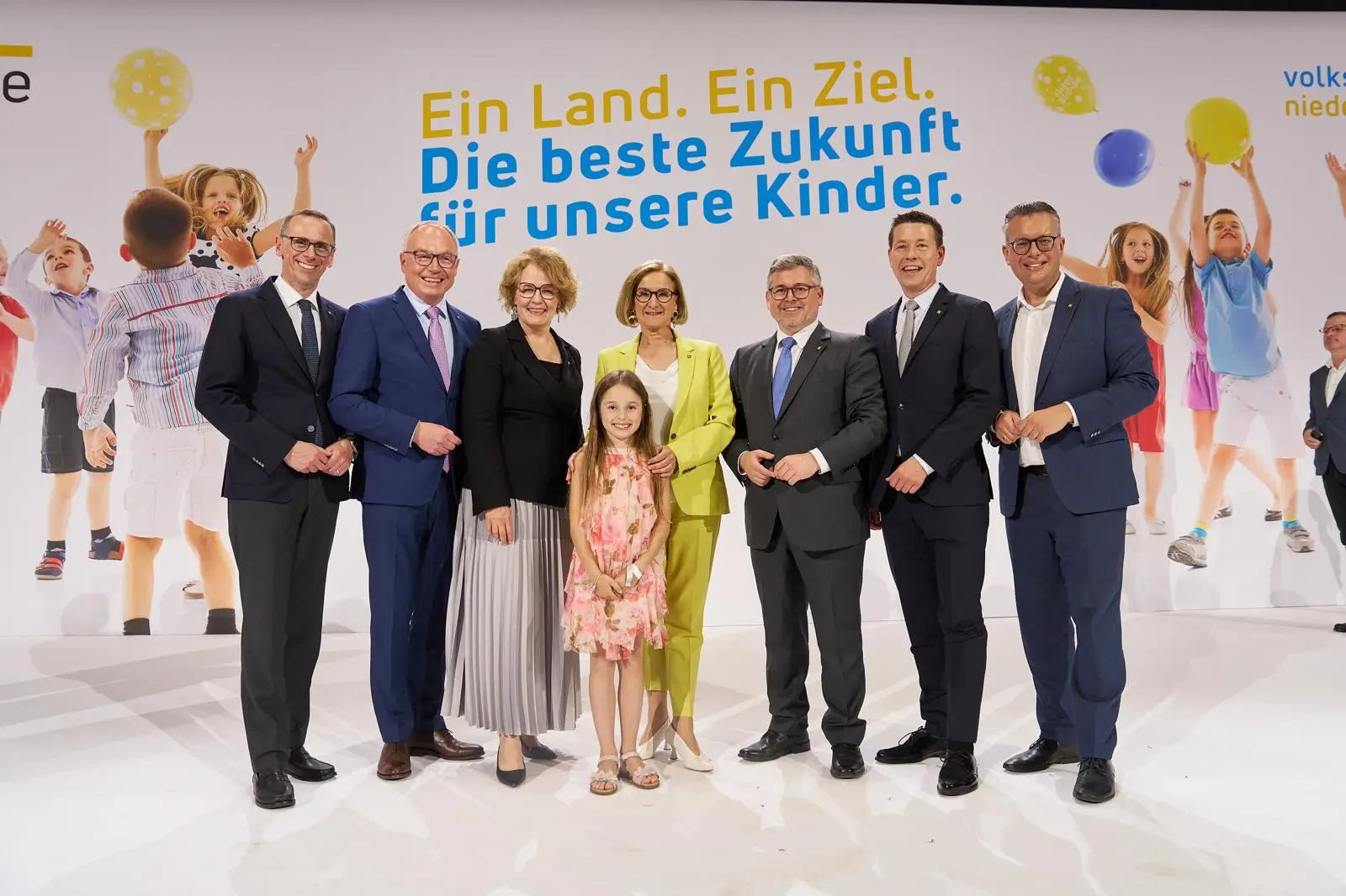 Personelle Weichenstellungen und programmatische Initiativen prägen die ÖVP-Politik für das Land Niederösterreich. Im Bild (v.l.n.r.) Jochen Danninger (noch Klubobmann, in Kürze neuer Generalsekretär der Wirtschaftskammer), LHStv. Stephan Pernkopf, LR Christiane Teschl-Hofmeister, Landeshauptfrau Johanna Mikl-Leitner, LR Ludwig Schleritzko, der baldige Klubobmann Kurt Hackl und Geschäftsführer sowie bald Landtags-Abgeordneter Matthias Zauner. Foto: Monihart