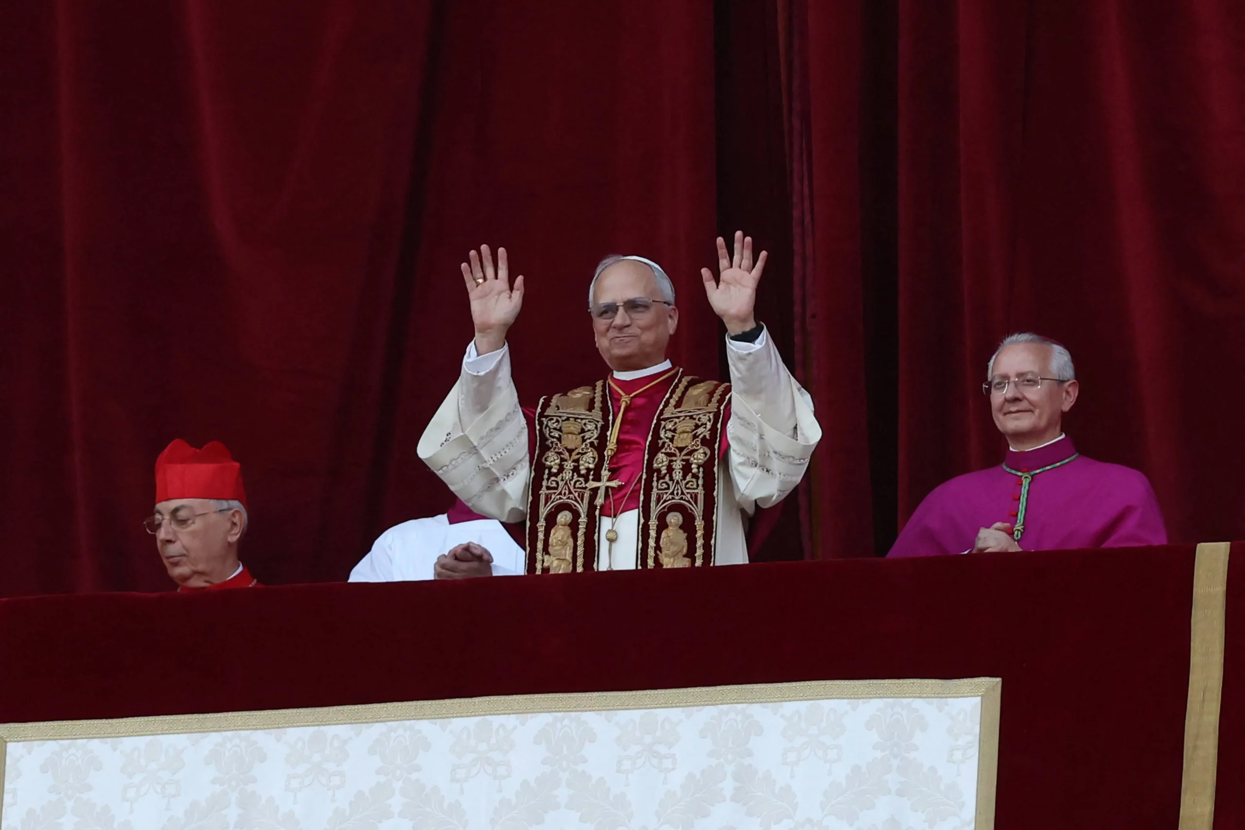 Als Bundeskanzler und als Christ begrüßte Christian Stocker den neuen Papst Leo XIV. als starke Stimme für Frieden und Toleranz Foto: Imago