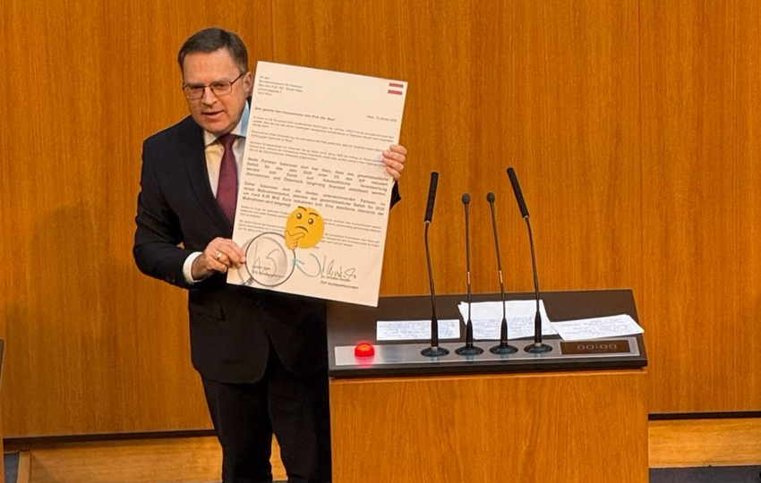 2025_05_14_Wöginger_Plenum_Tafel ÖVP-Klubchef August Wöginger konfrontierte FPÖ-Obmann Herbert Kickl mit dessen ursprünglicher Zustimmung zur Anhebung der Beiträge zur Krankenversicherung von Pensionsbeziehern.
