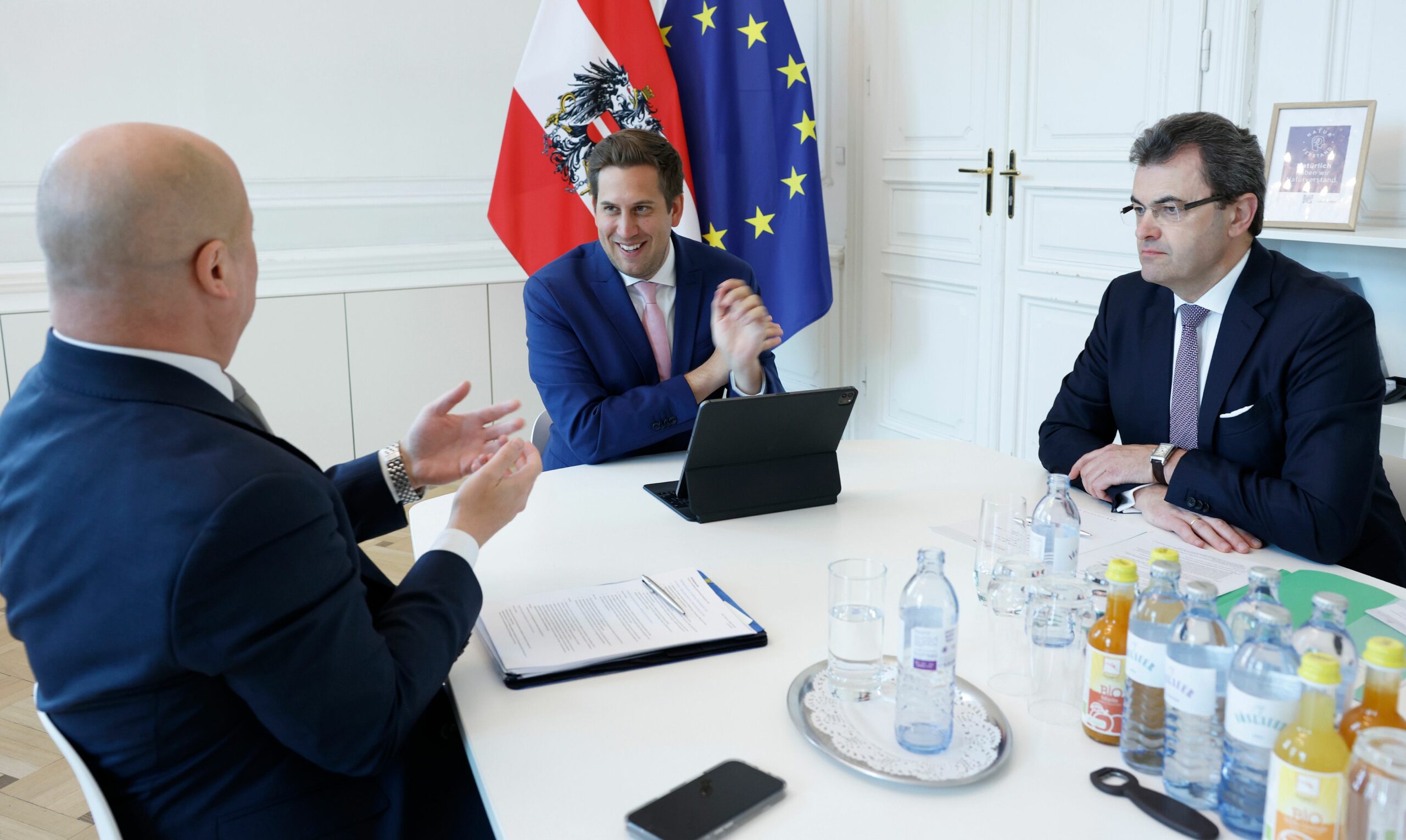 Statistik-Generaldirektor Thomas erläutert Staatssekretär Pröll die Ergebnisse der Erhebung.