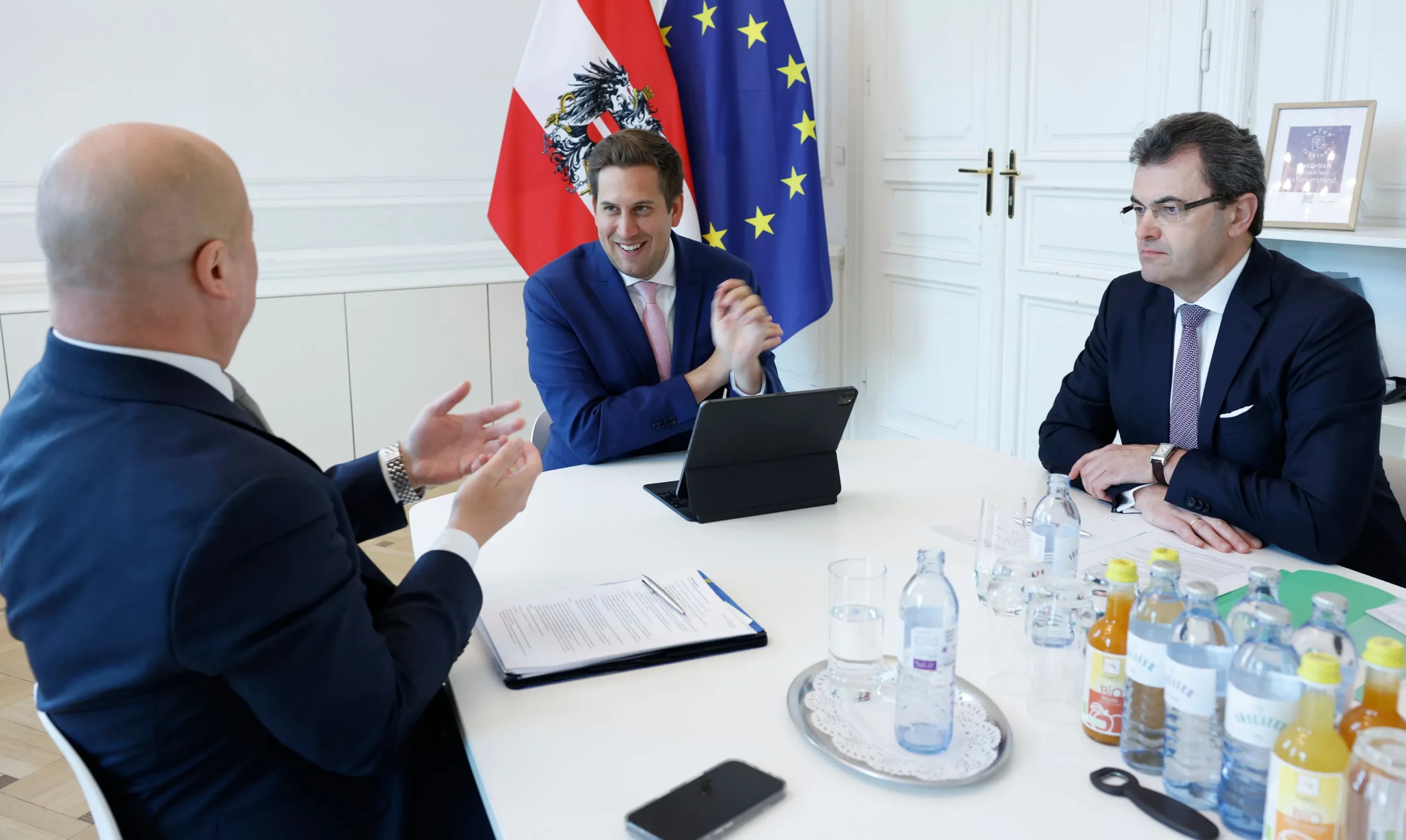 Statistik-Generaldirektor Thomas erläutert Staatssekretär Pröll die Ergebnisse der Erhebung.