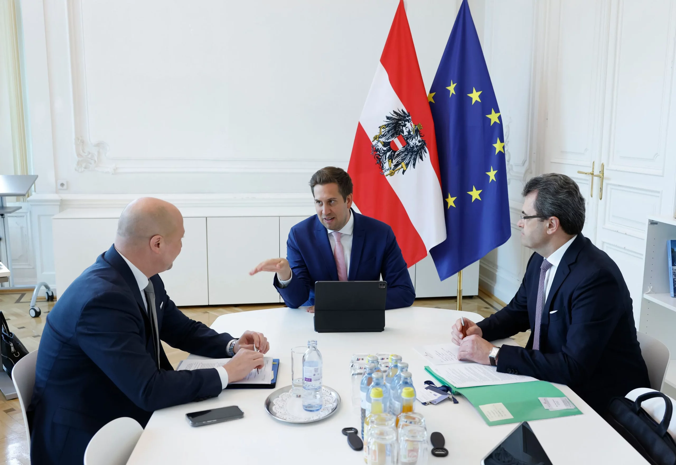 Fachgespräch zu Künstlicher Intelligenz: Staatssekretär Alexander Pröll (m.) mit Statistik-Austria Generaldirektor Tobis Thomas (l.) und dem kaufmännischen Direktor Franz Haslauer (r.). Foto: Regina Aigner