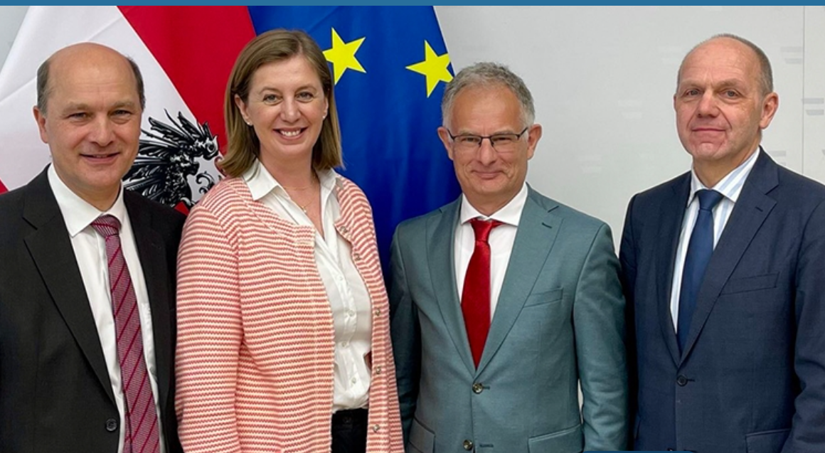 Johannes Pressl (Gemeindebund), Barbara Eibinger-Miedl und Markus Marterbauer (BMF) und Thomas Weninger (Städtebund) präsentieren vereinfachte Investitionen für Gemeinden durch das Finanzministerium. Foto: BMF