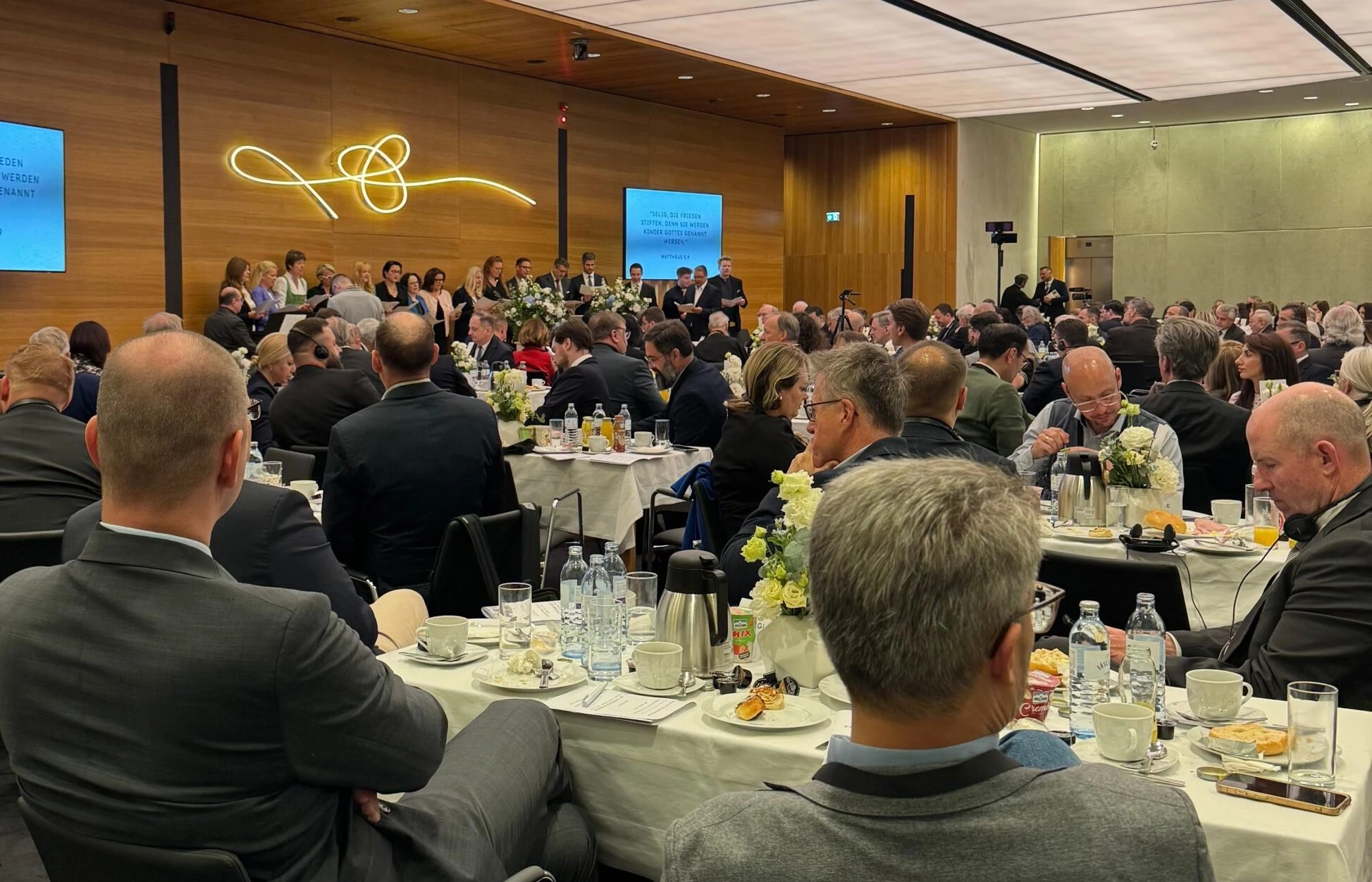 Gemeinsamer Einsatz für Frieden über die Grenzen von Parteien, Religionen und Nationen hinweg: 8. internationales parlamentarisches Gebetsfrühstück am 21. Mai im Hohen Haus am Ring. Foto: Kugler