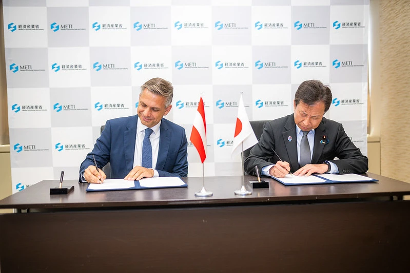 2025_05_22_Hattmannsdorfer_Masaki_BMWETHoley Die Wirtschaftsminister Wolfgang Hattmannsdorfer und Ogushi Masaka unterzeichneten ein Abkommen über Kooperation zwischen Japan und Österreich. Fotos: BMWET/Holey
