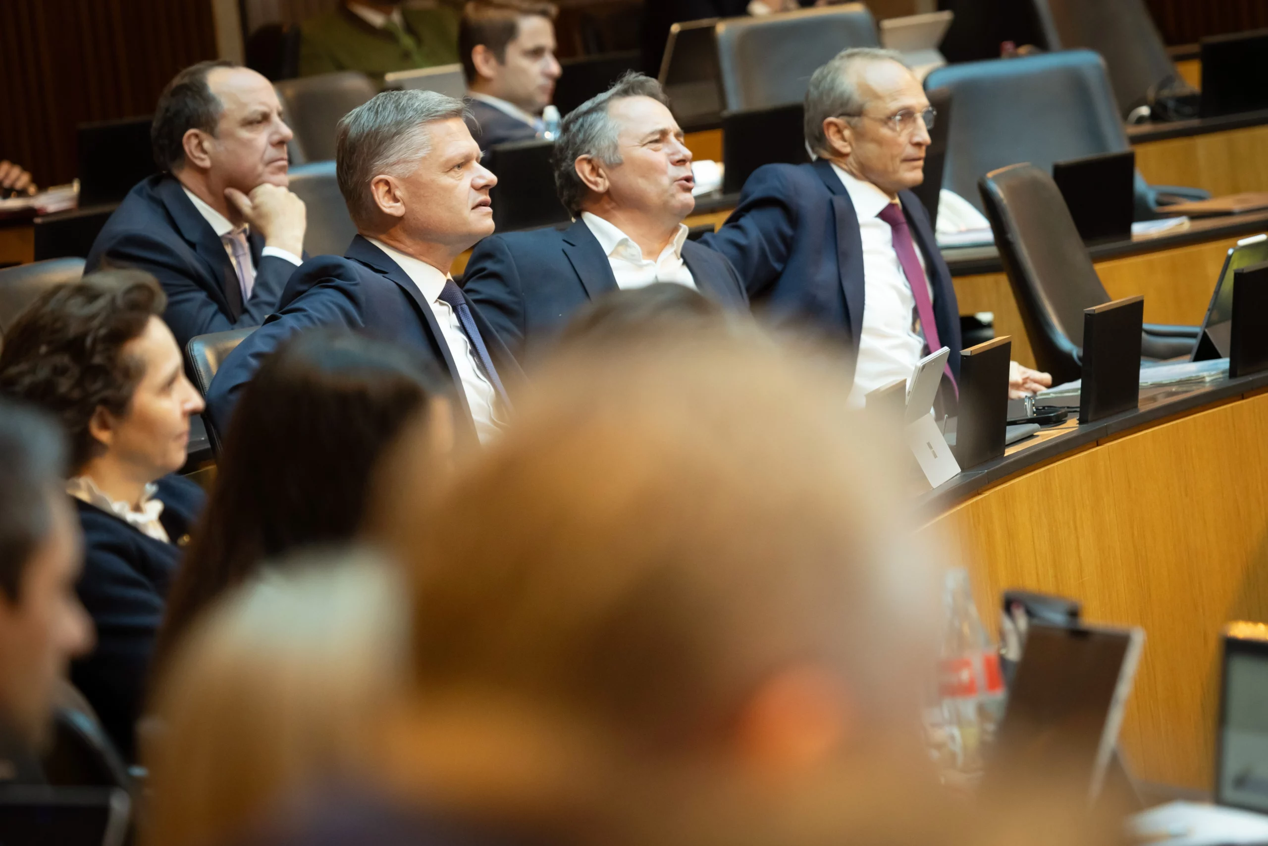 Eklat im Nationalrat: Die ÖVP-Abgeordneten Andreas Hanger, Norbert Sieber und Wolfgang Gerstl sind - wie alle - entsetzt über Wortwahl und Vorwürfe durch FPÖ-Abgeordneten Christoph Steiner. Fotos: Ulrike Wieser
