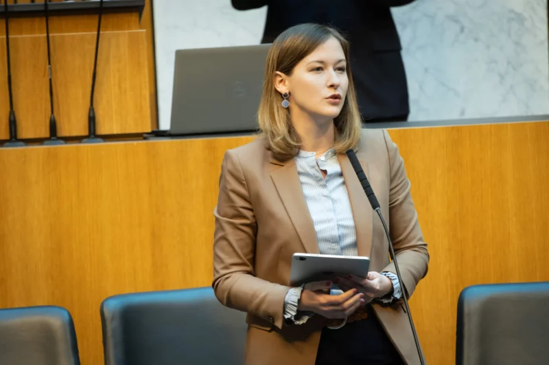 Fordert beim Thema Integration eine härterer Linie. Integrationsministerin Claudia Plakolm. Foto: Parlamentsdirektion/Ulrike Wieser