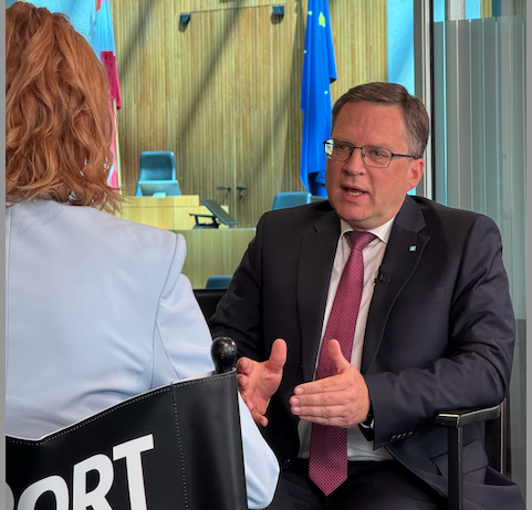 August Wöginger im Interview mit Eva Linsinger, ORF,