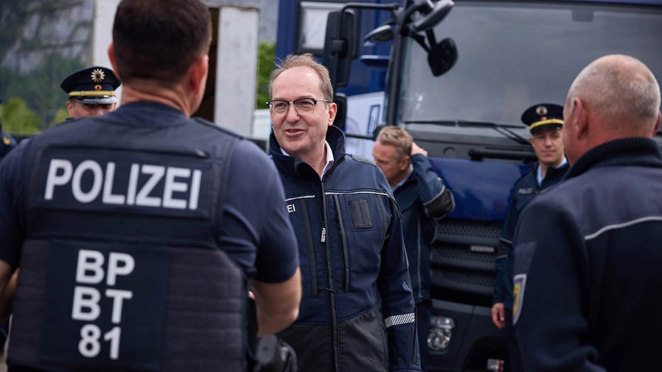 Deutschland stoppt den Familiennachzug und rasche Einbürgerungen, gab Innenminister Alexander Dobrindt diese Woche nach dem Regierungsbeschluss in Berlin bekannt. Grenzen werden verschärft kontrolliert. Im Bild Dobrindt bei einem Besuch im Mai in Kiefersfelden. Foto: BMi / Bojan Ritan