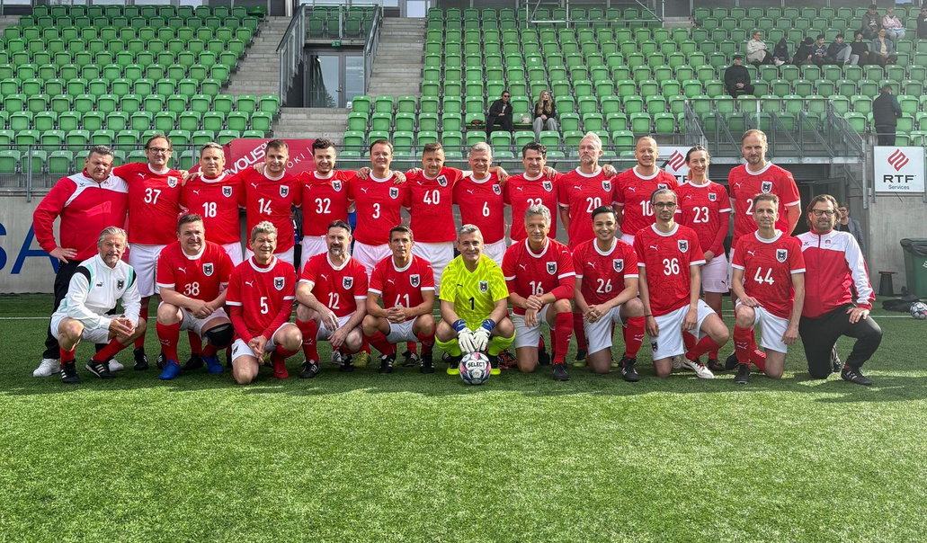 Der FC Nationalrat, ordentlich aufgestellt mit Kapitän Andreas Hanger bei der Fußball-EM der Parlamentarier in Finnland. Fotos: FC-Nationalrat