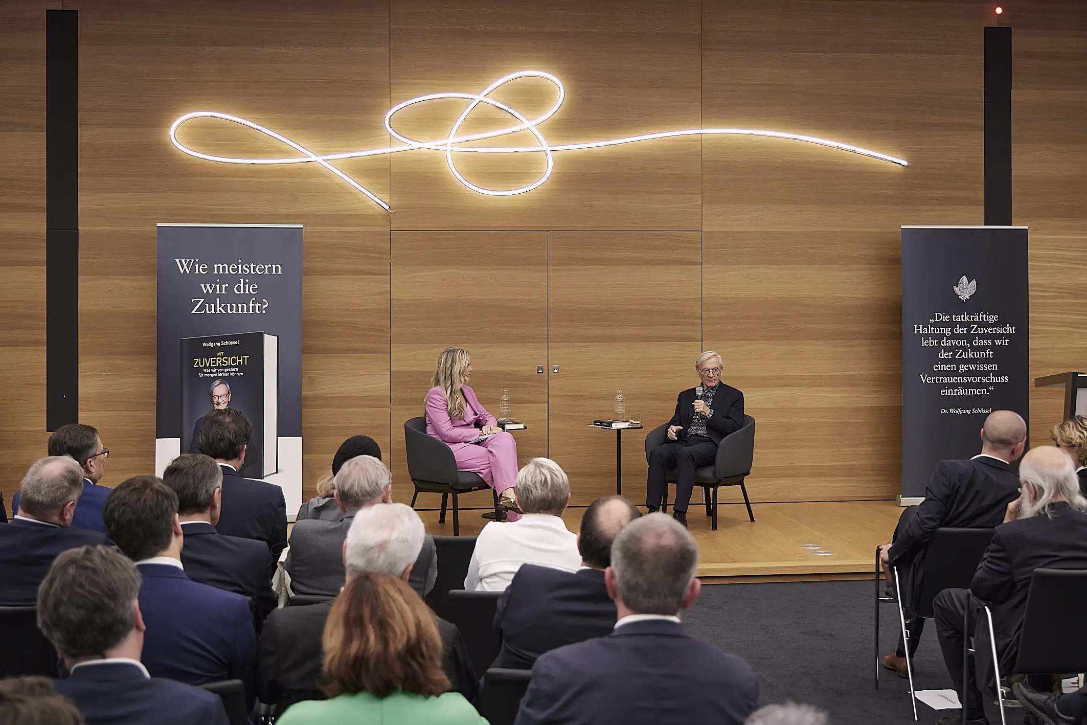 Wolfgang Schüssel, Bundeskanzler von 2000 bis 2007, präsentierte im Parlament (im Bild mit Claudia Reiterer) sein neues Buch "Mit Zuversicht". Foto: Caro Strasnik