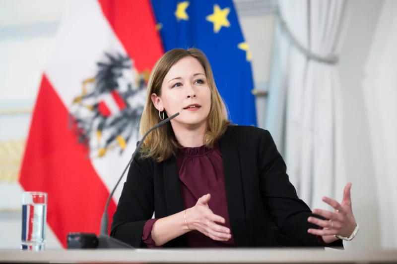 Regierung macht ernst. Integrationsministerin Claudia Plakolm legt in der Integrationspolitik einen härteren Gang ein. Wer kein Integrationsprogramm absolviert, muss mit Sanktionen rechnen. Foto: BKA/Christopher Dunker