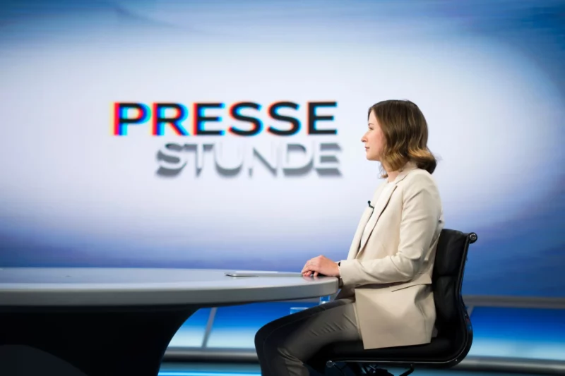 In der ORF-„Pressestunde“ skizzierte Integrationsministerin Claudia Plakolm erstmals ihren Plan für ein Kopftuch bei jungen Mädchen. Foto: BKA/Christopher Dunker In der ORF-„Pressestunde“ skizzierte Integrationsministerin Claudia Plakolm erstmals ihren Plan für ein Kopftuch bei jungen Mädchen. Foto: BKA/Christopher Dunker