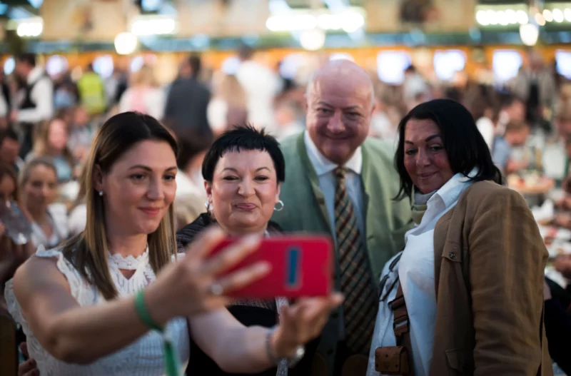 Das ÖVP-Regierungsteam mit Bundeskanzler Christian Stocker geht auf Österreich-Tour. Den Auftakt bildete das Gauder Fest im Zillertal. Foto: BKA/Christopher Dunker