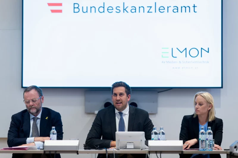Die drei Staatssekretäre Pröll (mitte), Schmid (rechts) und Schellhorn (links) präsentiert die ersten Eckpunkte des Budgets. Foto: BKA/Florian Schrötter