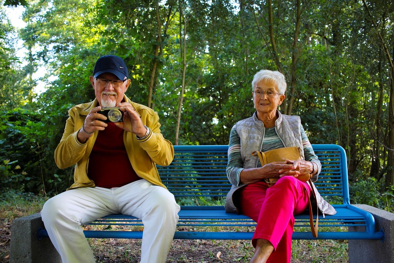 Die Anzahl der Pensionsbezieher steigt stärker an als jene der erwerbstätigen Personen, daher sind die Reformen erforderlich. Erste Maßnahmen wurden von den Klubobmännern August Wöginger (ÖVP) und Yannick Shetty (Neos) präsentiert und gehen in Begutachtung. Foto: Pixabay / un-perfekt