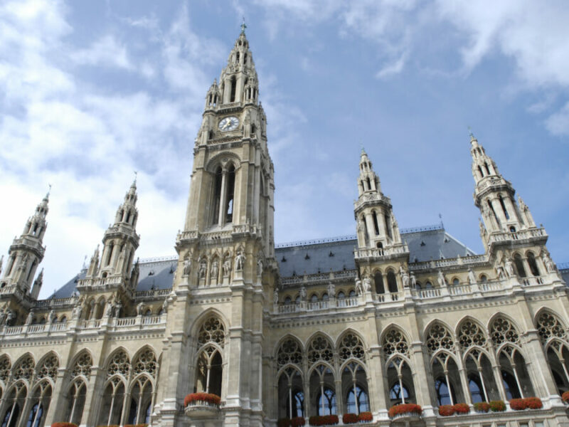 Die Wiener Mindestsicherung gerät nach Medienberichten erneut in den Fokus. Der Druck auf das Rathaus steigt. Foto: iStock.com/ millionhope