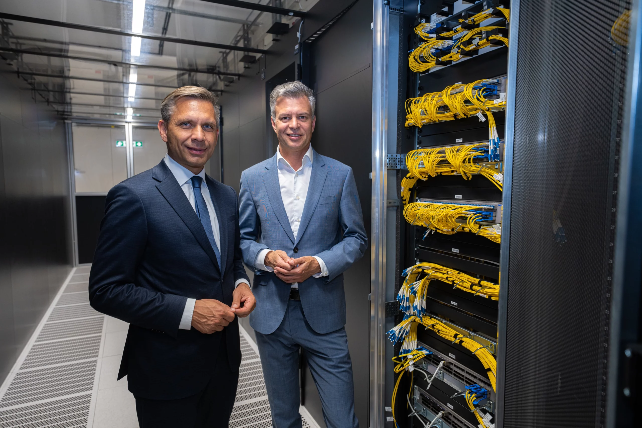 Wolfgang Hattmannsdorfer und A1-CEO Thomas Arnoldner im Datacenter in Wien: Zollstreit der USA ist ein Warnsignal, denn Europa braucht Souveränität über seine gespeicherten Daten. Und die gibt es nur in Europa. Foto: Enzo Holey