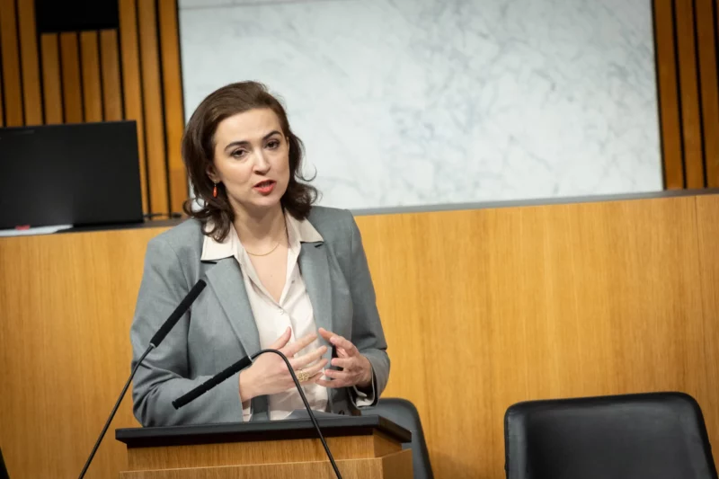 Teilt aus und tritt dabei in selbst gestellte Falle. Die ehemalige grüne Justizministerin Alma Zadic. Foto: Parlamentsdirektion/Ulrike Wieser