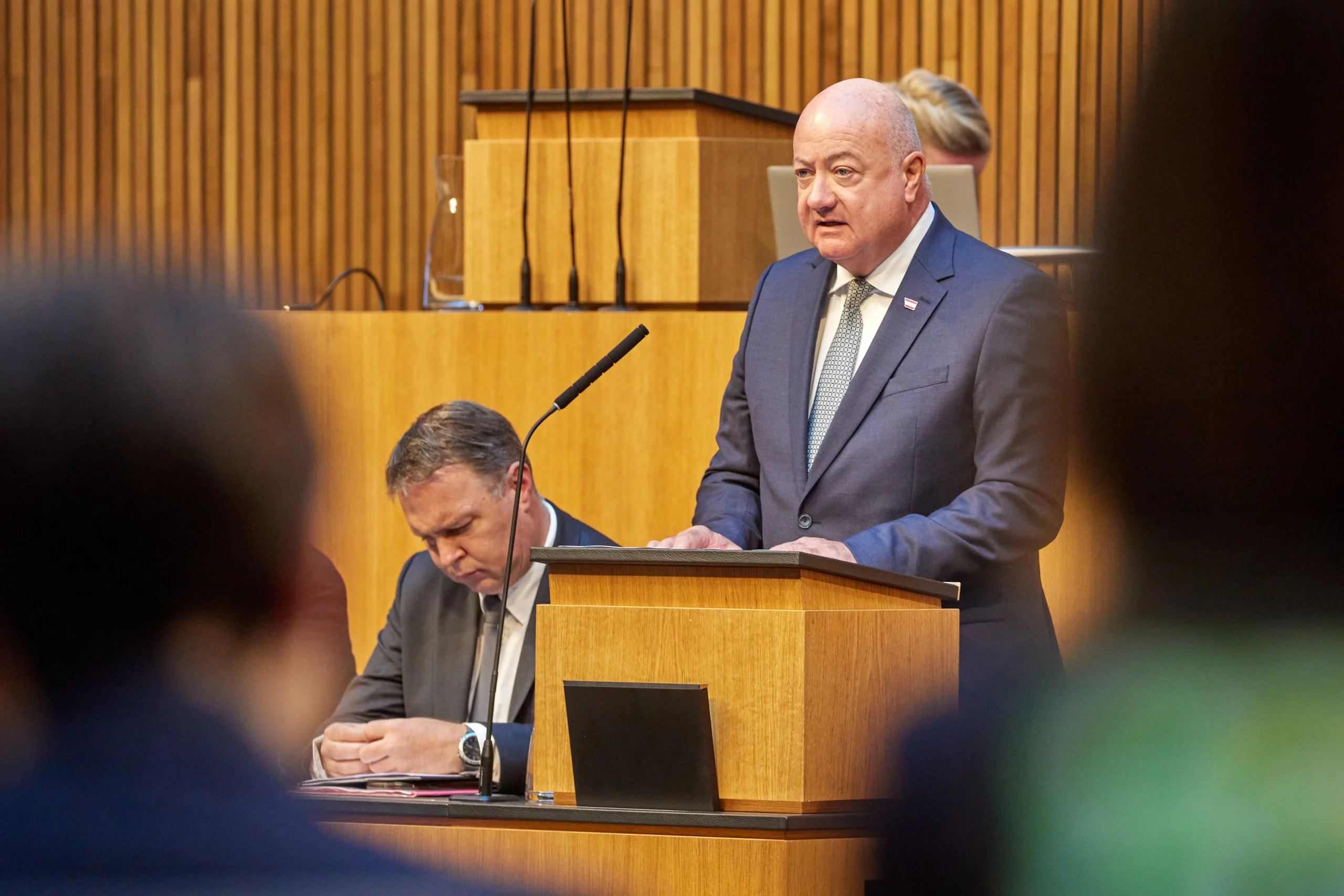Bundeskanzler Christian Stocker künidigt - unter anderem - ein schärferes Waffengesetz an.
