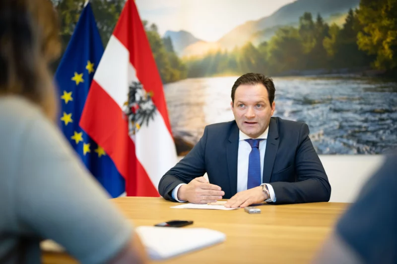 Klima- und Umweltminister Norbert Totschnig zeigt sich zufrieden über die Dotierung der Klimaschutzbudgets. Foto: Paul Gruber