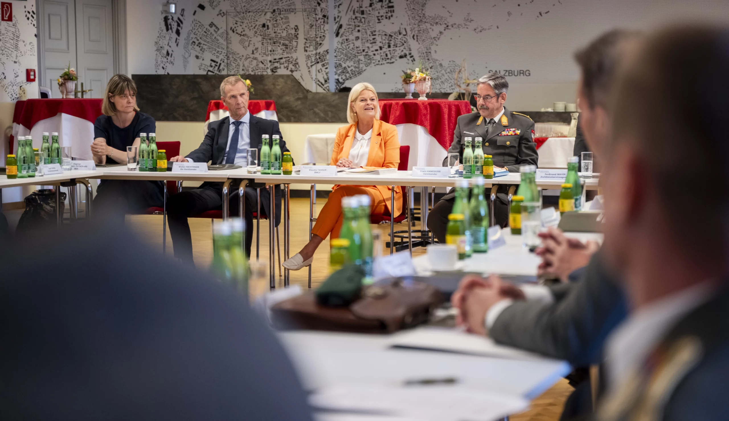 Die Wehrdienstkommission beginnt ihre Arbeit: Verteidigungsministerin Klaudia Tanner mit dem Vorsitzenden, Erwin Hameseder, und dem stellvertretenden Vorsitzenden, Walter Feichtinger (l.). Foto: HBF / Carina Karlovits