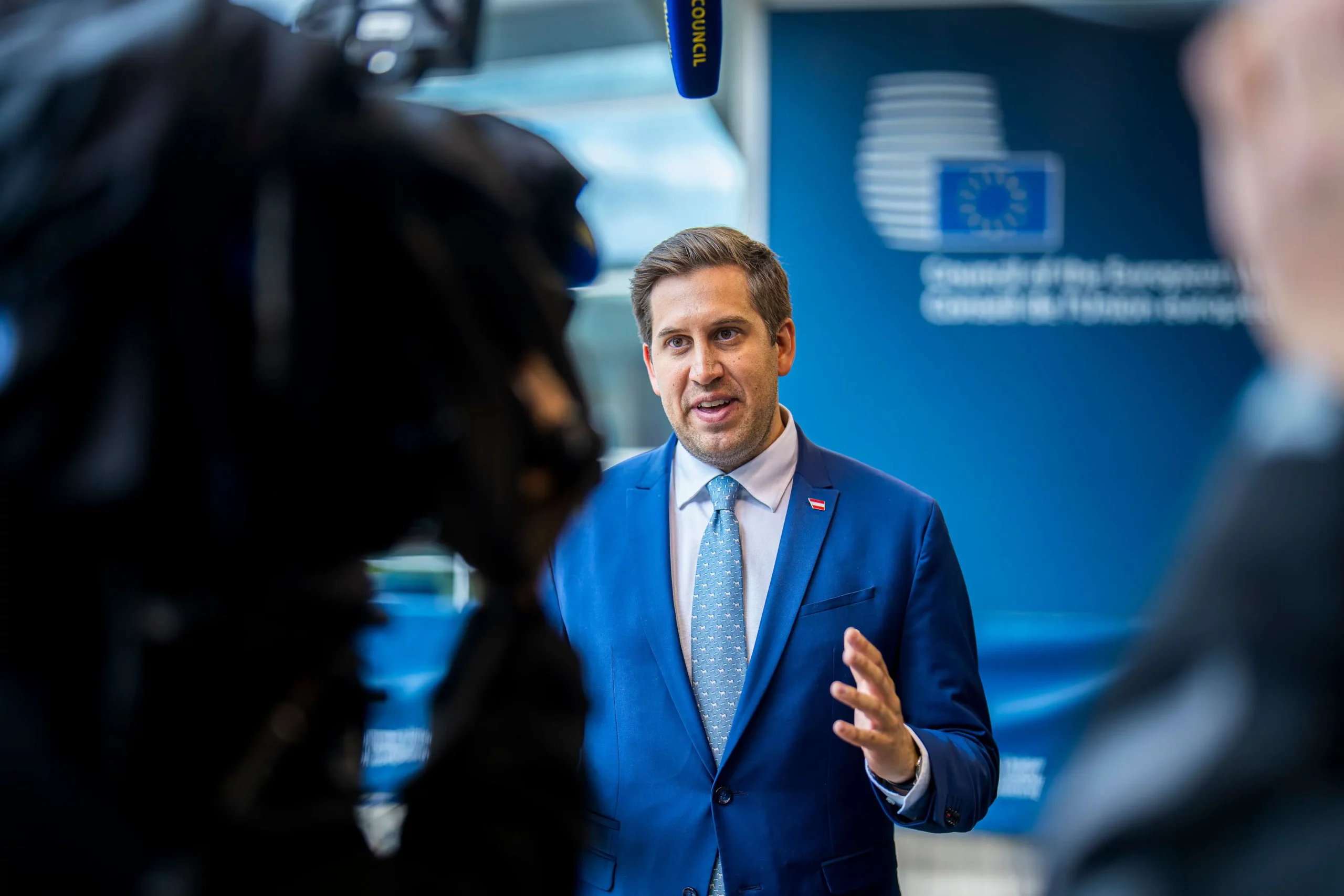 Alexander Pröll, Staatssekretär für Digitalisierung, legt einen fünf Punkte umfassenden Plan vor, um Kinder und Jugendliche im Netz zu schützen. Im Bild beim Interview vor dem EU-Telekommunikationsrat in Luxemburg am 6. Juni. Foto: Florian Schrötter