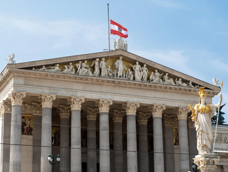 Der Amoklauf von Graz mit zehn Todesopfern löst weit über Österreich hinaus Trauer und Bestürzung aus. Für das Land wird eine dreitägige Staatstrauer angeordnet, die Flaggen werden – wie am Parlament – auf Halbmast gesetzt. Foto: Parlament