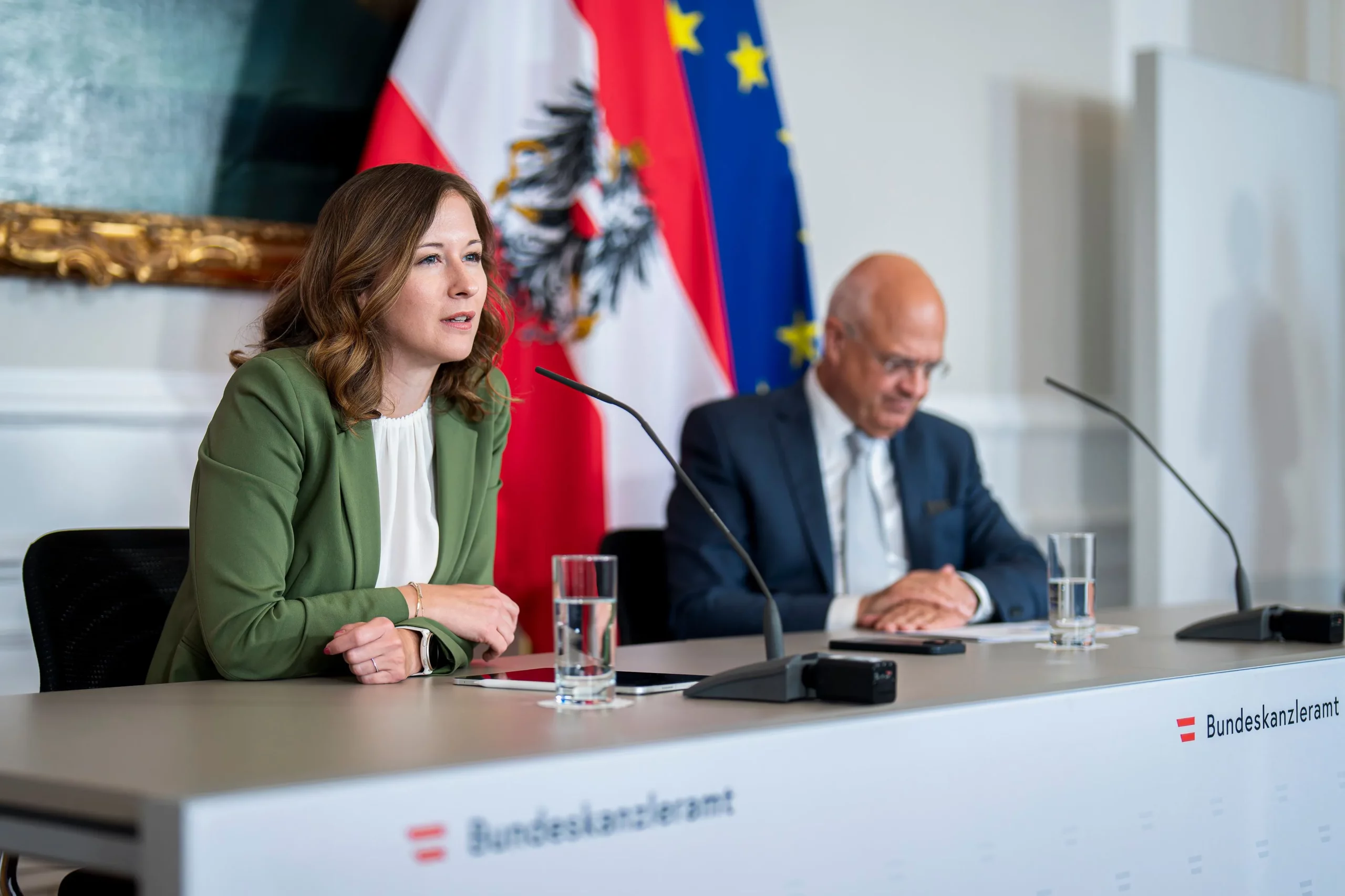 Familienministerin Claudia Plakolm und Sozialwissenschafter Wolfgang Mazahl präsentierten Daten und Fakten zum Kindeswohl in Österreich. Foto: Bka / Florian Schrötter