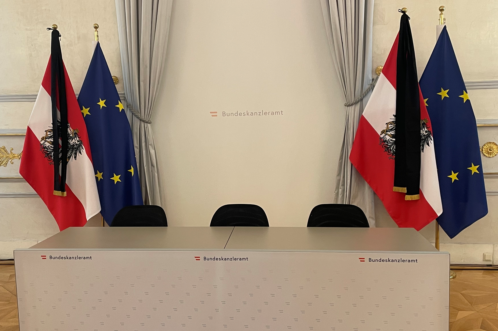 Die Republik trägt Trauer: Der Ministerrat tagte im Bundeskanzleramt (Bild), doch Beschlüsse und Pressefoyer waren abgesagt: Noch bis Donnerstag abends dauert die dreitägige Staatstrauer wegen der Todesopfer des Attentats an einer Schule in Graz. Foto: Zur Sache