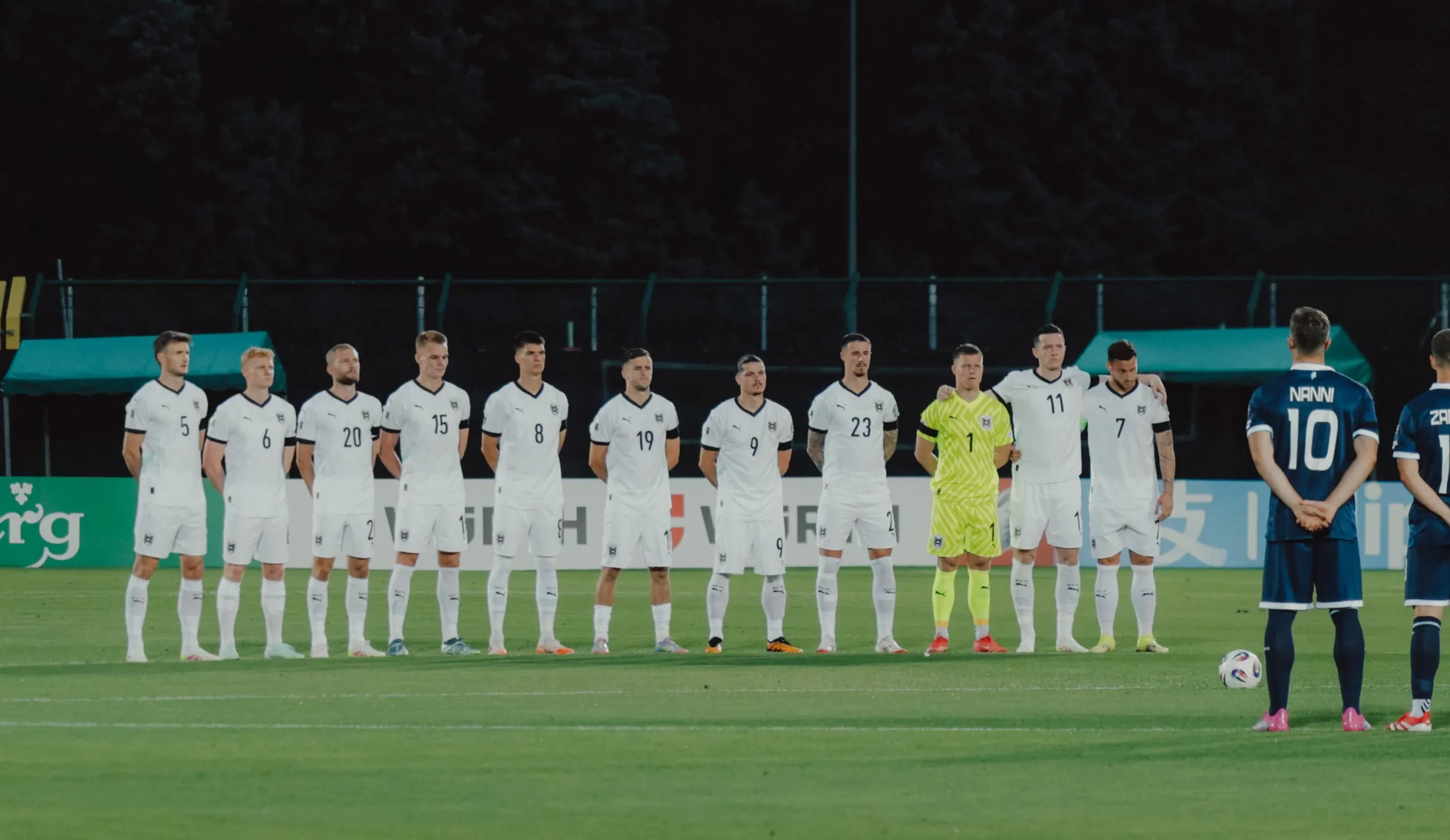 Trauerminute vor dem Spiel, Trauerbinde am Oberarm: ÖFB-Team in San Marino. Foto: Screenshot ÖFB-Homepage