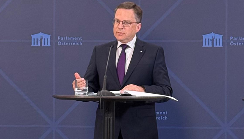 2025_06_16_Wöginger_solo Die neue Teilpension bringt doppelte Vorteile, erklärt ÖVP-Klubobmann und Sozialsprecher August Wöginger, als er mit seinen Amtskollegen Philip Kucher (SPÖ) und Yannick Shetty (Neos) das neue Modell präsentierte. Foto: ÖVP-Klub